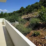 Guest house Solta - Overlooking The Bay