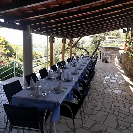 Konukevi Solta - Overlooking The Bay 3*